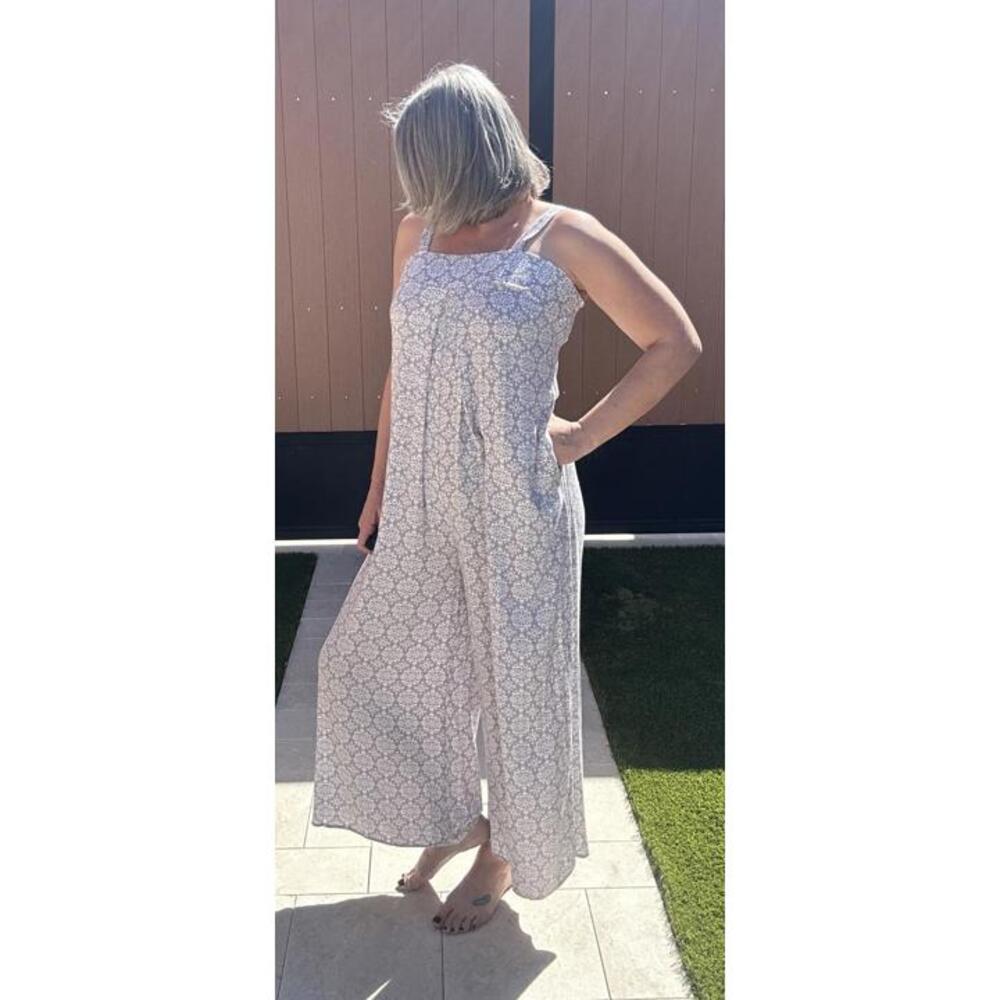 Ces Femme Lightweight Wide-Leg Jumpsuit w/ Strap Grey/ white pattern M